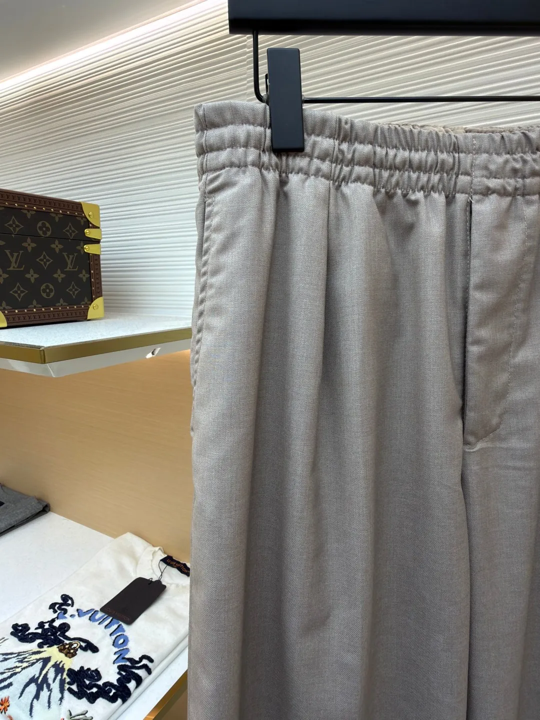 LOUIS VUITTON khaki wool casual trousers ●Item number: 1680060-A95 ●Fabric: wool fabric ●Technology: Positioned cutting machine ●Version: fitted version ●Weight: about 460 grams ●Size: 44-46-48-50 ●Description: Fabric has always been a particularly important part of our products. It is also the foundation for the rise of tall buildings. The materials we use are quite solid. Nearly 100% sheep wool is blended with polyester and polyester to ensure the drape of the trousers. The comparison of the sample in Figure 2 is only slightly red. The specifications are exclusively custom-woven and there is no difference. The pockets and trims are cut according to the Italian old-money style craftsmanship standards. The back pockets are embellished with embossed logos. The focus is to restore the pleats and iron marks on the front, giving it a full texture. The overall wiring is straight and delicate, the fabric is comfortable and soft, and the color is consistent without color difference. It can be matched with the same style to create a fashionable look and control various occasions. Customized accessories, complete with three standards, same style for men and women!